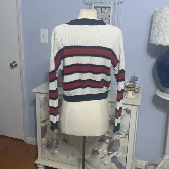 Charlotte Russe Crop Sweater - Picture 4 of 5